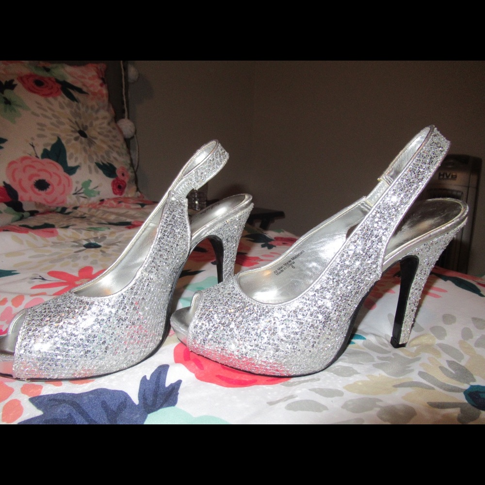 SIZE 6 SPARKLING HEELS